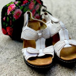 Clark’s short wedge with cushion and Velcro